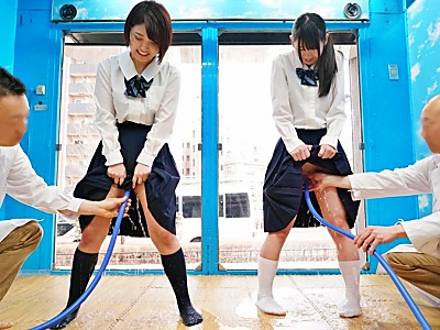 【MM】２人の可愛い素人の女子校生たち☆　ホースをオマンコに向けられて洗浄してからHに乱れまくる